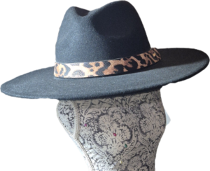 Sombrero negro borde animal print polipiel